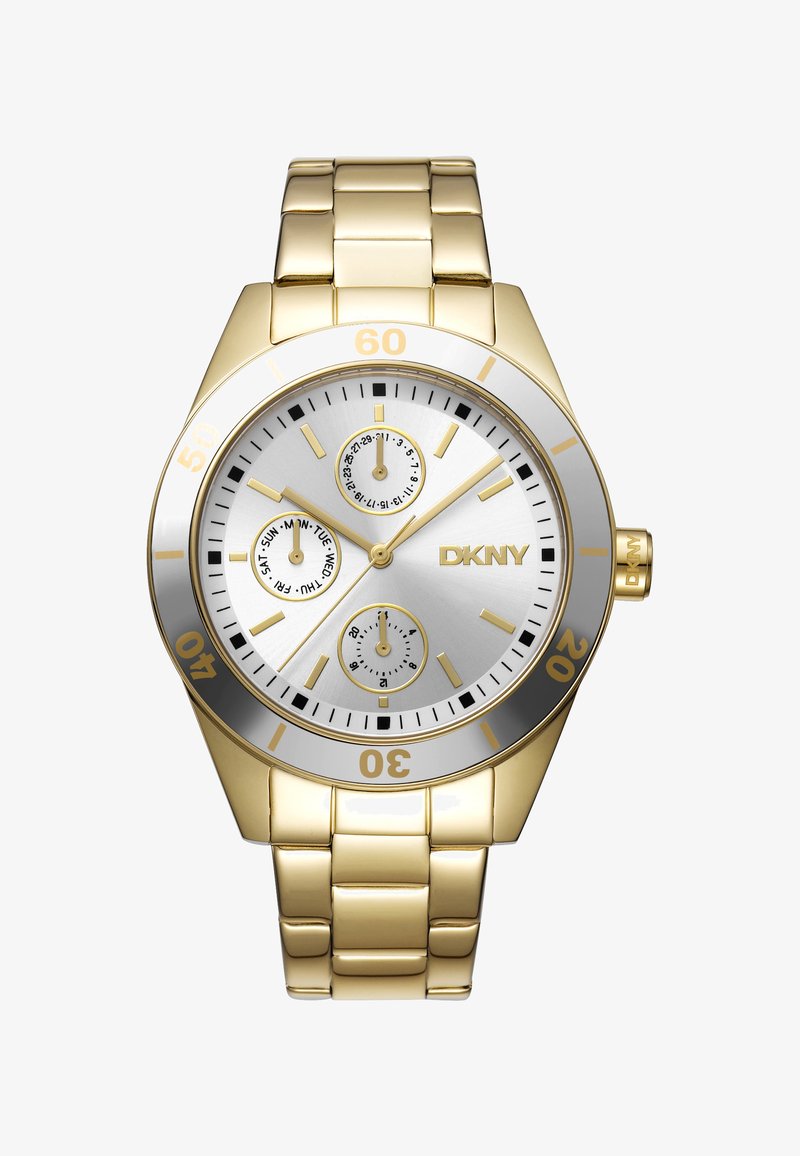 Gouden DKNY-horloge met een roestvrijstalen armband, zilveren wijzerplaat, drie subdials, gouden uur markers en een gepolijste zilveren bezel.