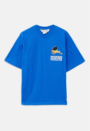 Blaues Baumwoll-T-Shirt mit Kurzarm, rundem Halsausschnitt und pixelgrafik mit dem Text "NACKTE FOTOS VERBOTEN" auf der Vorderseite.