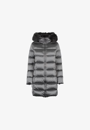 Giubbotto imbottito in materiale grigio lucido con design a cucitura orizzontale, cappuccio foderato in pelliccia e zip frontale completa. Presenta maniche lunghe e tasche laterali.