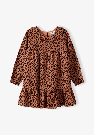 Smeđa haljina dugih rukava s crnim leopard printom, s volanima oko dekoltea i raširenom donjom ivicom. Napravljena je od mekog materijala.