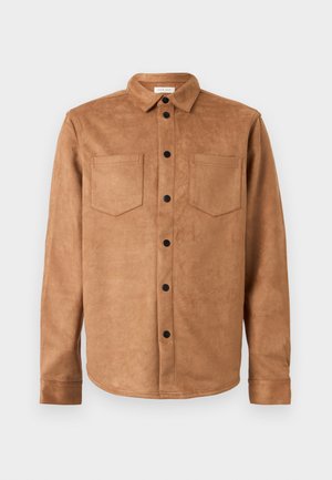 Καφέ πουκάμισο από σουέντ με κουμπιά, μακριά μανίκια, μυτερό γιακά, δύο τσέπες στο στήθος και μαύρα κουμπάκια τύπου snap κατά μήκος του εμπρός μέρους.