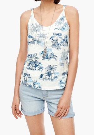 Top na ramiączkach z lekkiego materiału, z niebiesko-białym nadrukiem palm. Do tego jasne szorty dżinsowe z podwiniętymi mankietami.
