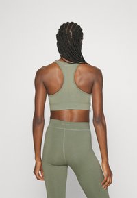 ONLY Play ONPDAISY-2 SEAM BRA  - Sportski grudnjak sa srednje jakom potporom - dusty olive