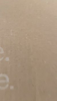Superficie beige chiaro con texture e leggere variazioni; possibili segni o motivi visibili, che conferiscono un aspetto naturale.