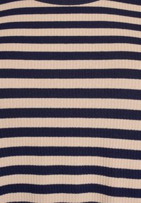 Haut en tissu rayé à rayures horizontales bleu marine et crème, texture côtelée et design classique à col rond.