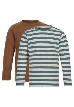 Zwei Langarmshirts: eines in einheitlichem Braun, das andere mit blauen und weißen horizontalen Streifen. Beide haben einen runden Halsausschnitt und sind aus weichem Baumwollmaterial.