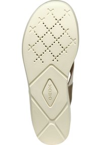 Sandalo in pelle tan con suola in gomma testurizzata di colore crema, caratterizzata da un motivo a griglia e fori di ventilazione, contrassegnato dal marchio "GEOX."