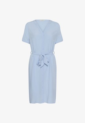 Vestido de botón azul claro con escote en V, mangas cortas y cinturón atado en la cintura. Hecho de una tela suave con una silueta relajada.