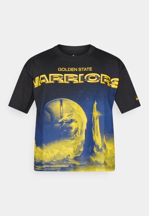 Svart t-skjorte med korte ermer som har et blått og gult bilde av en basketball og teksten "Golden State Warriors" i fete, gule bokstaver.