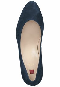 Námořnické zamšové lodičky s špičatou špičkou, hladkým interiérem a malým červeným čtvercovým akcentem na podrážce blízko podpatku.