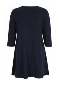 Navyblaues Kleid mit schwingendem Design, dreiviertel Ärmeln und rundem Halsausschnitt. Weiche Textur und eine Mittelnaht auf der Rückseite.