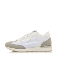 Sneaker bianco e grigio chiaro caratterizzato da materiali in rete e suede, colletto imbottito e suola in gomma testurizzata con piccole scanalature.