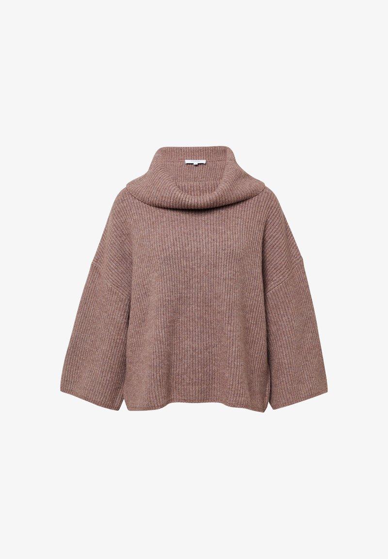 Gruby sweter dziergany z miękkiej brązowej włóczki, z kołnierzem w stylu cowl, szerokimi rękawami i luźnym krojem, o prążkowanej fakturze na całej powierzchni.