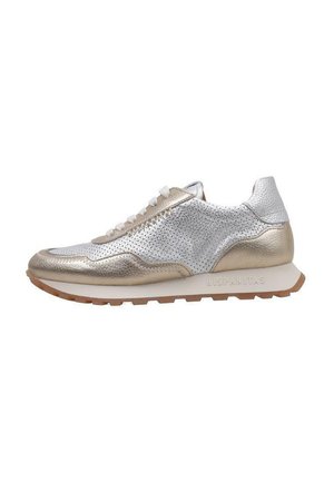 Zapatillas plateadas y doradas con cuero perforado, diseño de cordones, acentos texturizados y suela de goma con un patrón de tracción marrón.