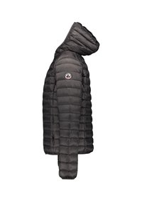 Veste matelassée noire avec capuche, coutures horizontales et écusson circulaire sur la manche supérieure, vue de côté sur fond blanc.