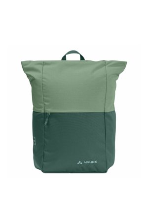 Mochila bicolor verde con asa superior, bolsillo frontal con cremallera y logotipo de Vaude en el panel frontal inferior.