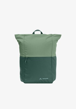 Zaino bicolore verde con maniglia superiore, tasca anteriore con zip e logo Vaude sul pannello frontale inferiore.