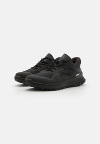 Scarpe da ginnastica nere con una tomaia testurizzata, accenti grigi a contrasto, rete traspirante e una suola durevole con battistrada per la trazione.