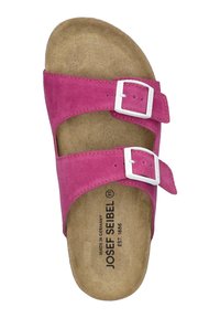 Růžové semišové sandály se dvěma nastavovacími pásky, bílými sponami a tvarovanou stélkou. Branding je vytištěn na vnitřní stélce.