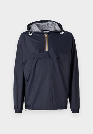 Veste coupe-vent marine avec un col zippé mi-haut, dotée d'une doublure grise, de poignets élastiques et d'une capuche avec cordon de serrage. Légère, texture lisse.