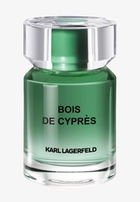 Grön glasparfymflaska med ett silverlock. Svart text som lyder "BOIS DE CYPRÈS" och "KARL LAGERFELD" på framsidan.