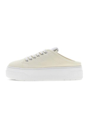Baskets slip-on blanc cassé avec semelle épaisse blanche compensée, bout rond, laçage frontal et talon bas pour un enfilage facile.