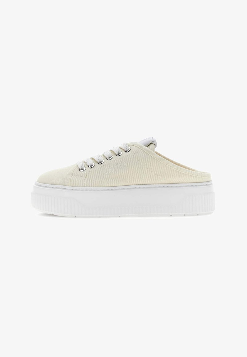 Baskets slip-on blanc cassé avec semelle épaisse blanche compensée, bout rond, laçage frontal et talon bas pour un enfilage facile.