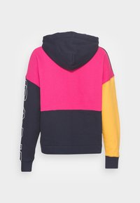 Hoodie med en färgblockerad design i marinblått, rosa och gult, tillverkad av mjuk bomull med ribbade ärmslut och nederkant.