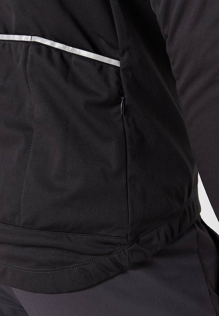 Giacca sportiva nera con una texture liscia, piping in accento argentato e una tasca con zip sul lato. Progettata per funzionalità e comfort.