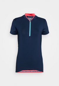 Top deportivo de manga corta en azul marino con cierre de cremallera turquesa. Cuenta con un cuello interior rosa y paneles laterales contrastantes para mayor ventilación.