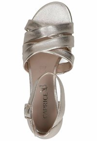 Metalické zlaté sandály s křížovými popruhy, otevřenou špičkou, kotníkovým popruhem s přezkou a texturovaným koženým povrchem.