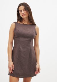 Hnedé šaty bez rukávov vyrobené z texturovanej látky, s priliehavým strihom a okrúhlym výstrihom, s dĺžkou nad kolená.