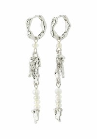 Pendientes de plata con diseño de aro texturizado, que presentan figuras metálicas colgantes y cuentas de perlas blancas. Formas orgánicas únicas y acabado pulido.