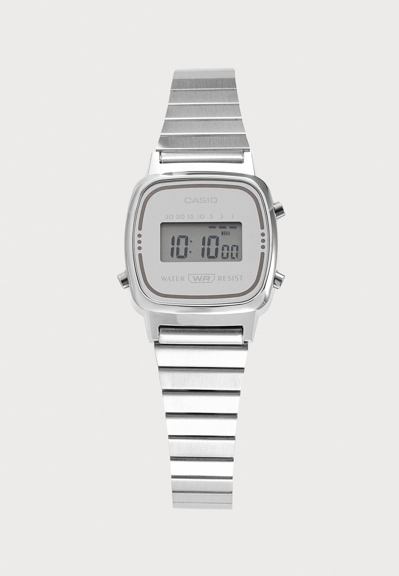 Ασημένιο ψηφιακό ρολόι Casio με ορθογώνιο καντράν, μεταλλικό λουράκι και οθόνη που δείχνει την ώρα 10:10.00, ανθεκτικό στο νερό.