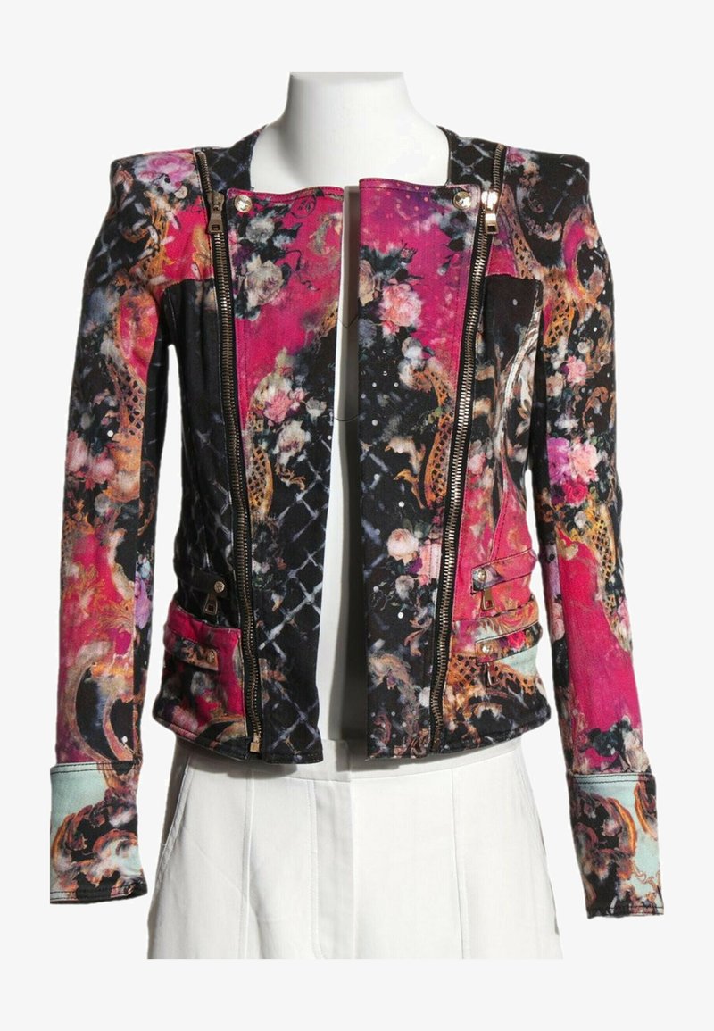 Veste cintrée à imprimé floral avec des tons rose, noir et orange, dotée de deux fermetures éclair verticales et de poches à rabat à l'avant.
