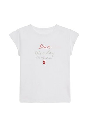 Camiseta blanca de manga corta con el texto bordado "Querido Lunes, no tengo nada que ponerme" y una pequeña ilustración de un vestido rojo.