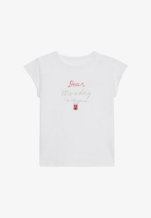 T-shirt bianca a maniche corte con testo ricamato "Caro Lunedì, non ho nulla da indossare" e un'illustrazione di un piccolo vestito rosso.