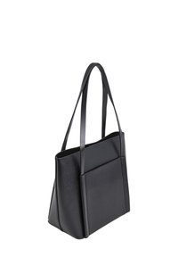 Borsa tote in pelle nera con due spallacci, forma rettangolare, texture liscia e tasca frontale. Design minimalista, senza hardware visibile.