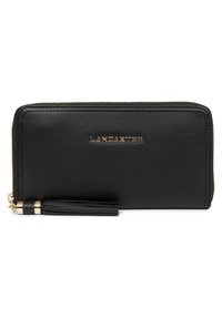 Portafoglio in pelle nera con finitura testurizzata, zip dorata e dettaglio a frangia. Presenta il logo "LANCASTER" impresso sul davanti.