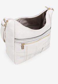 Bolso de piel de color claro con herrajes dorados, que cuenta con un bolsillo con cremallera y patrones decorativos de costura en azul y beige.