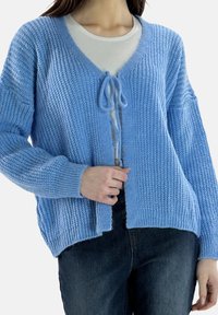 Hellblauer Strickcardigan mit V-Ausschnitt, Frontverschluss zum Binden und gerippten Bündchen. Das Design zeichnet sich durch eine lockere Passform und ein strukturiertes Muster aus.
