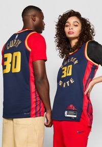 Maglie dei Golden State Warriors in blu navy e rosso con il giocatore "Curry" e il numero "30" in evidenza. Realizzate in rete traspirante con dettagli e loghi.