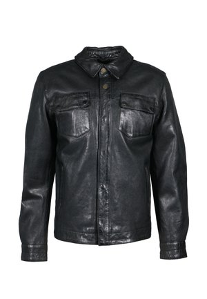 Giacca di pelle nera con colletto, bottoni a pressione frontali, due tasche sul petto con patta e tasche laterali, mostrata su sfondo bianco.