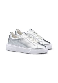 Silberne metallische Sneakers mit weißen Gummisohlen, Schnürung vorne und glatter Textur. Verfügt über eine abgerundete Zehenpartie und nahtloses Design.