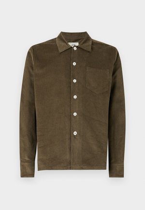 Camicia in corduroy verde oliva con collo, chiusura frontale a bottoni, maniche lunghe e taschino sul petto. Tessuto testurizzato con strisce verticali.