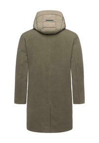 Olívazöld hosszú kabát bézs színű bélelt kapucnival, egyenes vonalvezetés, textúrált anyag, hátsó szellőző részlettel. Nincsenek látható fémalkatrészek vagy minták.