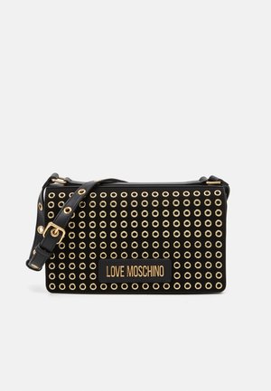 Borsa a tracolla nera con dettagli in ottone dorato, forma rettangolare piatta e tracolla regolabile. Presenta una placca con logo sul davanti.
