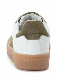 Witte en olijfgroene sneaker met een suede bovenwerk, zachte leren accenten, een gestructureerde rubberen zool en een versterkte hielkap.