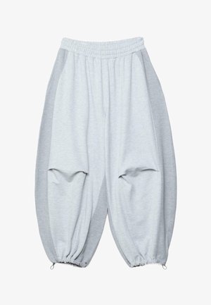 Vaaleat harmaat, väljät collegehousut, joissa on joustava vyötärönauha ja nilkkakiinnikkeet, sivutaskut sekä rento, löysä istuvuus.