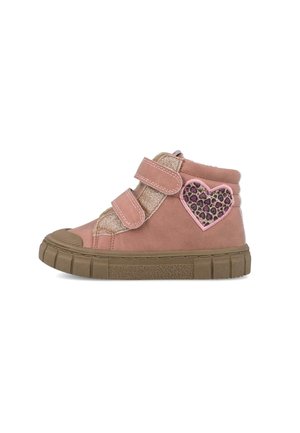 Zapatilla deportiva infantil rosa de caña alta con dos tiras de velcro, suela de goma color beige y parche con estampado de leopardo en forma de corazón en el lateral.